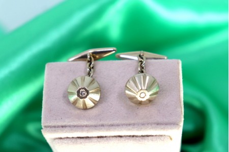 Botões de punho em ouro branco com frisos em formato piramidal e diamantes 